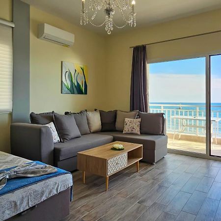 Hara Apartment In Front Of The Beach Paralia Katerinis Bagian luar foto