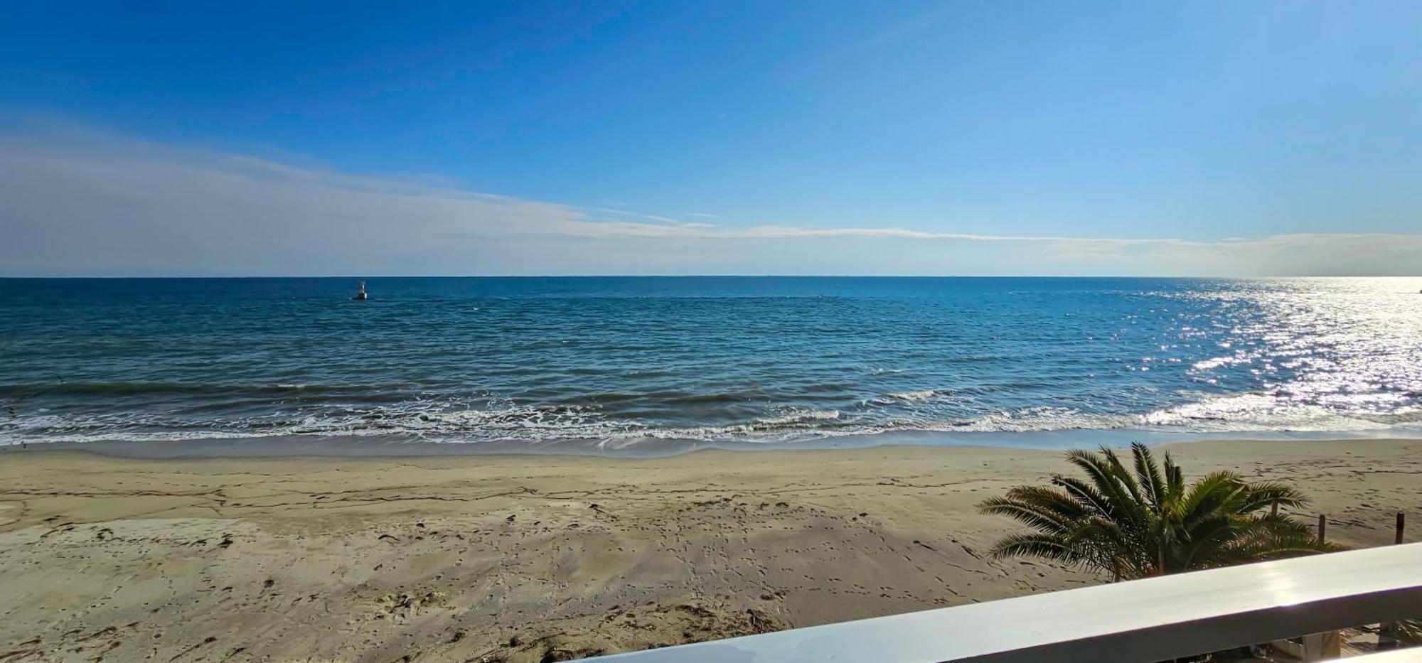 Hara Apartment In Front Of The Beach Paralia Katerinis Bagian luar foto