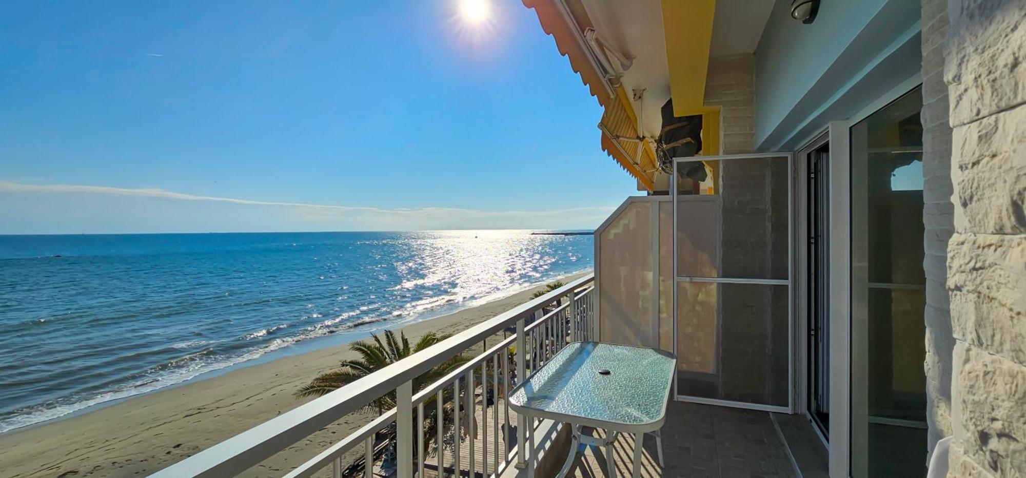 Hara Apartment In Front Of The Beach Paralia Katerinis Bagian luar foto