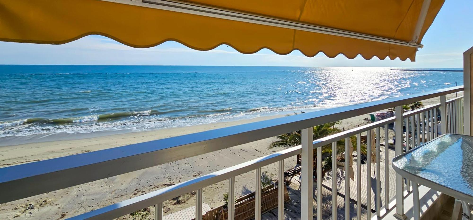 Hara Apartment In Front Of The Beach Paralia Katerinis Bagian luar foto